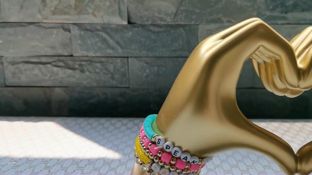 Escultura Manos en Corazón Dorado Moderna en Resina miniatura 7