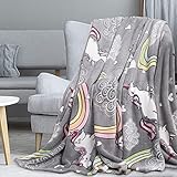 Breites Einsatzspektrum: Fleecedecke können drinnen und draußen verwendet werden. In Innenräumen kann es auf Sofas, Betten und Stühlen verwendet werden, um nachts Wärme zu spenden. Im Freien kann es Ihnen beim Campen und Picknicken dauerhafte Wärme geben. Egal wo Sie sind, Decken, die verwendet werden können, sind sehr vielseitig.