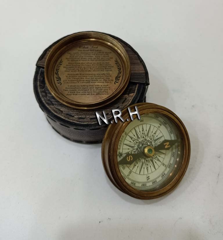Brújula marina con estuche de cuero grabado miniatura 2