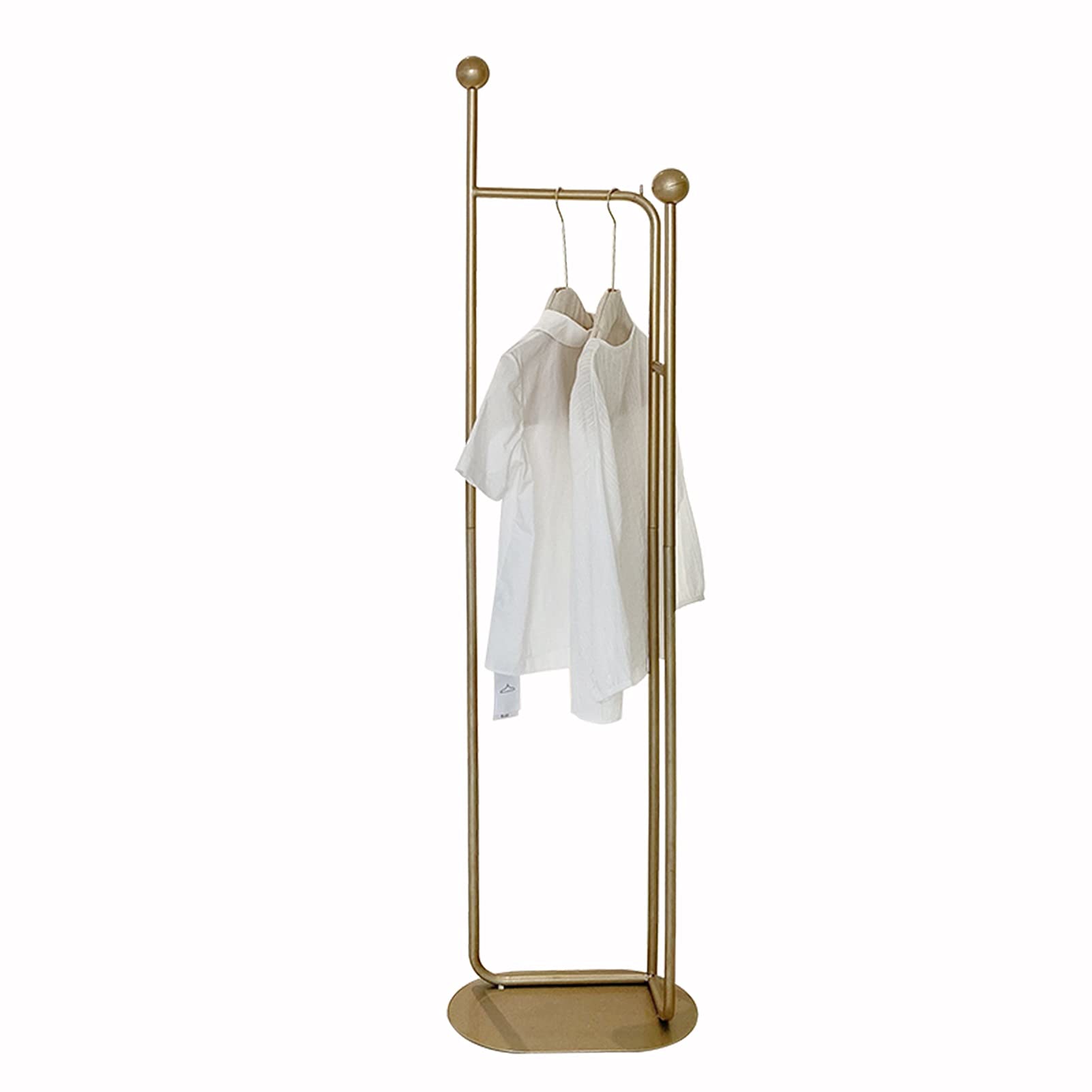 Tringle à vêtements sur pied dorée au design épuré pour boutique haut de gamme