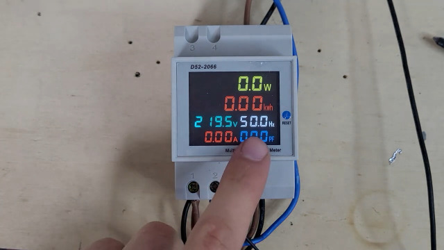 Contatore Energia Elettrica Digitale 6-in-1 - Misura Voltaggio, Corrente, Potenza, Frequenza - Foto 4