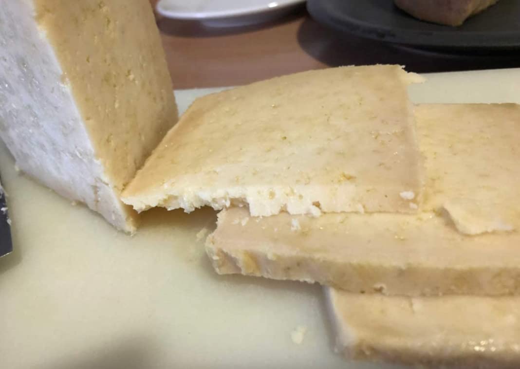 1/2 QUESO ROMERO OCAÑA para paladares exquisitos, graso, mantecoso, con pique, granuloso y quebradizo, color ocre, debido a su larga maduración de hasta 2 años