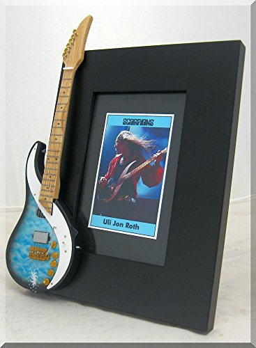 ULI JON ROTH Cadre photo guitare miniature SKY SCORPIONS - Les Beatles, Paul McCartney, John Lennon, RIngo Starr, George Harrison ULI JON ROTH Cadre photo guitare miniature SKY SCORPIONS – Image 3