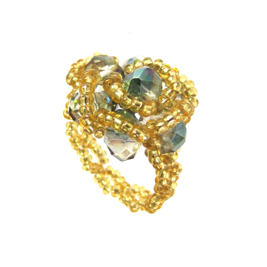 Bague perles dorées contre les looks ternes, cristaux verts éclatants