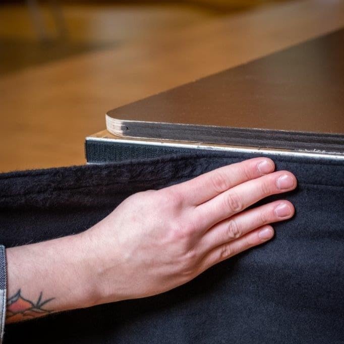 Podestverkleidung 10 m x 100 cm – Bühnenmolton 320 g/m², blickdicht & schallschluckend – mit Flauschband, rundum gesäumt – Schwarz, schwer entflammbar (DIN 4102 B1)