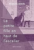  La petite fille en haut de l\'escalier