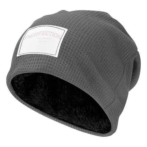 Bonnet tricoté à motifs de lettres gris pour ne plus avoir froid sur le quai