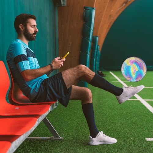 PORFOYO Curve Ball Fussball, Leuchtender Fußball Offizielle Größe 5, Reflektierender Fußball mit Luftpumpe, Holografisch Leuchtend Fußbälle für Drinnen Draußen