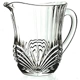 Diese Serie wurde in der Toskana, im Herzen Italiens, hergestellt, und ziert seit 30 Jahren Haushalte in Italien. Schön und kostbar genug, um für spezielle Anlässe zu dienen, gleichzeitig aber auch robust genug für den alltäglichen Gebrauch. Diese Kollektion verleiht jedem Zimmer ein gewisses Etwas. „Made in Italy“ wunderschönes Kristall-Set. Verschönert jeden Tisch