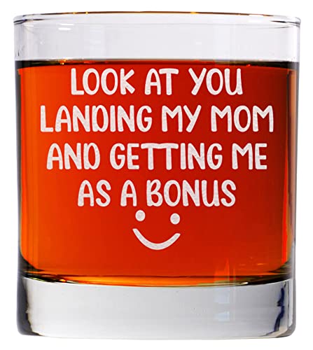 CARVELITA Look At You Landing My Mom And Getting Me As A Bonus 11oz Whiskey Glass - Old Fashion Bourbon Rocks Glass - Bonus Dad Gifts - Birthday Gifts For Stepdad - Stepdad Gifts - Sarcastic Gifts