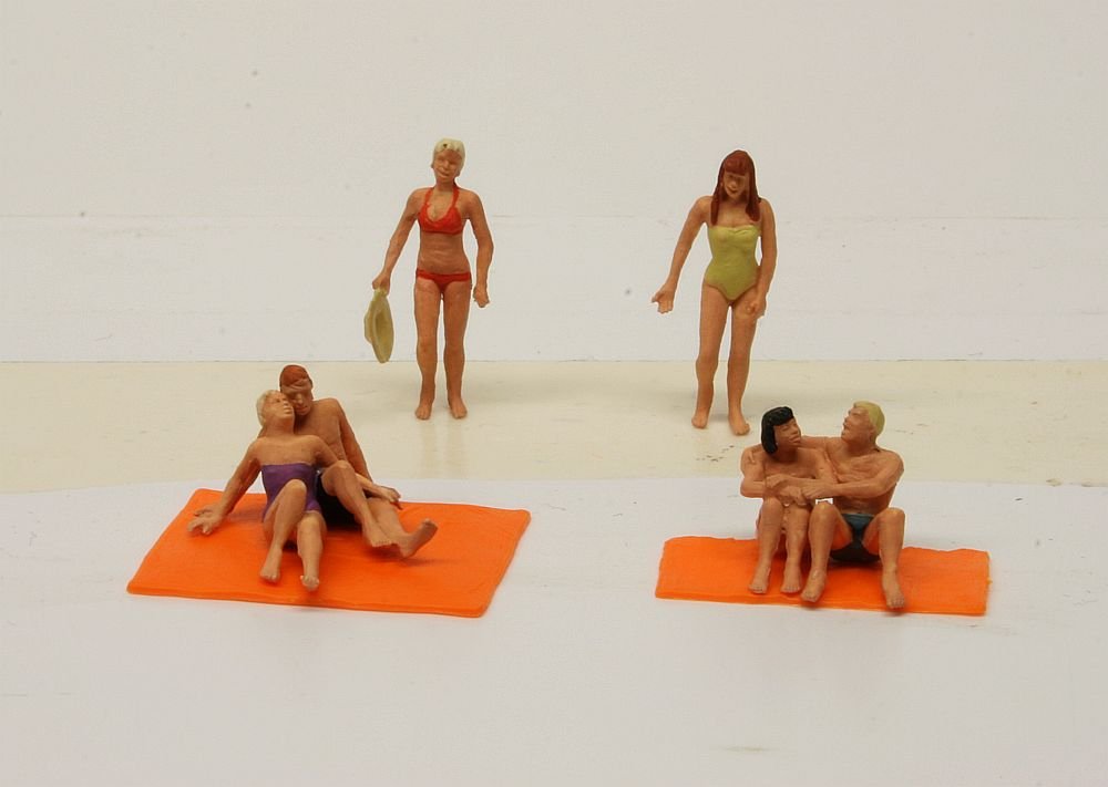 Sunbathers on Beach (6) HO Preiser Models