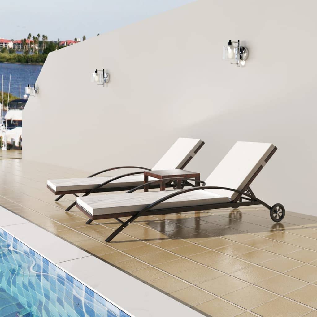Lettini Prendisole con Tavolino in Polyrattan Marrone, 2 Sdraio da Giardino con Cuscini Spessi e Schienale Regolabile, Set Solarium Resistente e Lavabile per Esterno, Patio Piscina