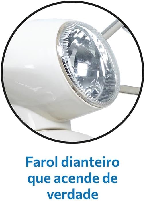 Imagem close-up de um scooter com fundo branco, sem elementos adicionais.