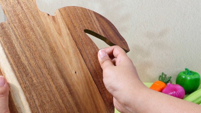 Tabla de cortar de madera de acacia redonda 30.5x25.4 cm miniatura 7