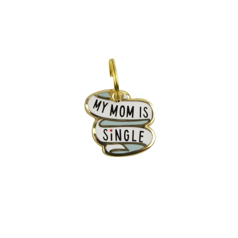 Pingente para Coleira de Cães e Gatos My Mom Is Single em Metal Esmaltado TG,LLC, 1 unidade