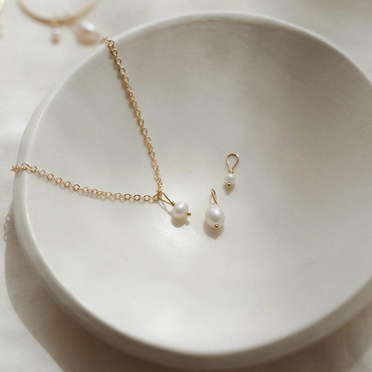 Vintage-style faux pearl necklace, Dainty Imitation Pearls Choker Necklaces for Women's Simulated Pearl Strand Necklaces as Gifts, 18K Gold Plated Stainless Steel Christmas for Gifts (2602)