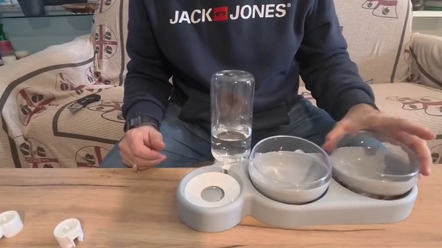 Ciotola Gatti Rialzata 3 In 1 - Doppia Ciotola Inclinata 15° Con Dispenser Acqua Automatico (Grigio) - Foto 9