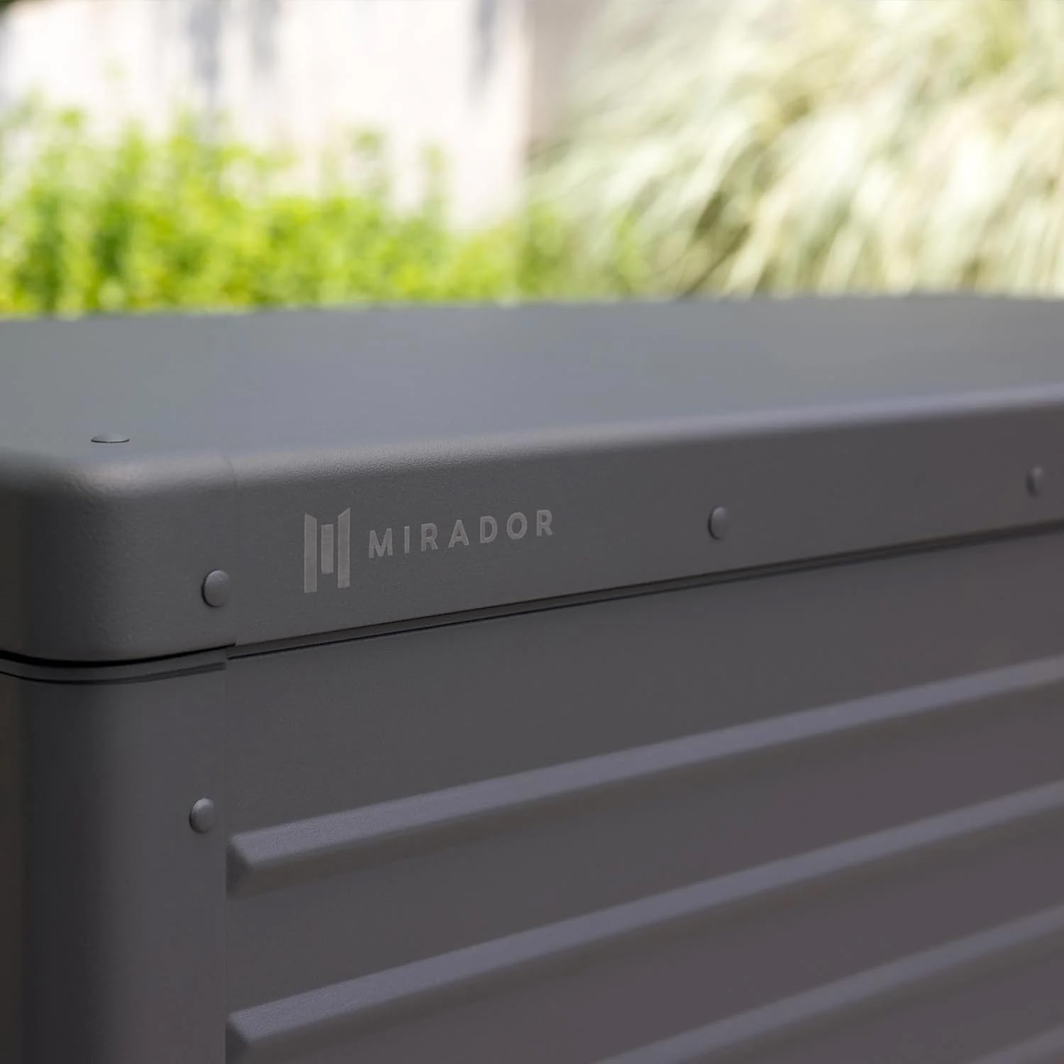MIRADOR 662 Liter Outdoor-Aufbewahrungsbox mit Rollen & Soft-Close-Deckel, wasserdichte Metall-Deckbox für Terrassenkissen, Gartengeräte & Poolzubehör, Anthrazit Garten