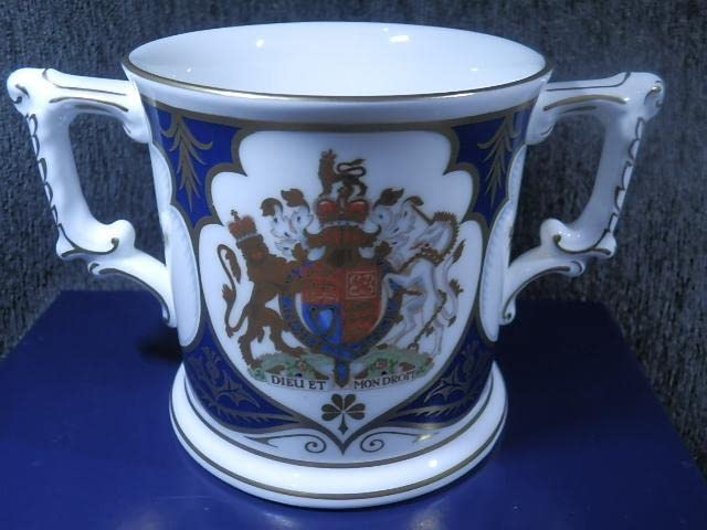 エリザベス女王生誕７０周年記念　ダブルハンドル　ロイヤルクラウンダービー Amazon.co.jp: エリザベス女王生誕70周年記念 ダブルハンドル