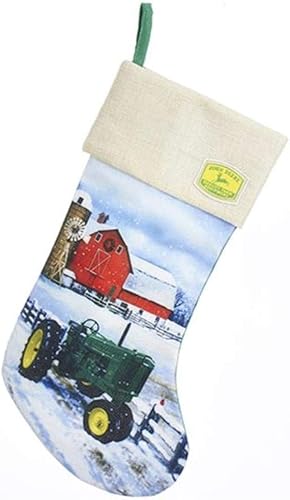 Kurt Adler John Deere Tractor estacionado en Snow Farm Scene Holiday Stocking