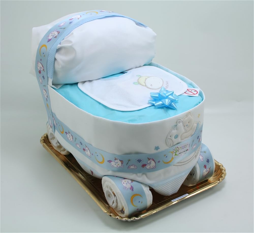 Torta di Pannolini Carrozzina Azzurra con 48 pannolini 3/6 kg, parure lenzuolini da carrozzina, bavaglia e prodotti di cosmesi di qualità. Made in Italy
