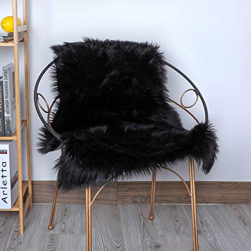 YIHAIC, Kunstfell, Teppich aus Schafsfell, dekorativ, lange Haare, Imitat aus Baumwolle, perfekt als Bettvorleger, Badezimmer-Teppich oder fürs Sofa 75 x 120cm Schwarz
