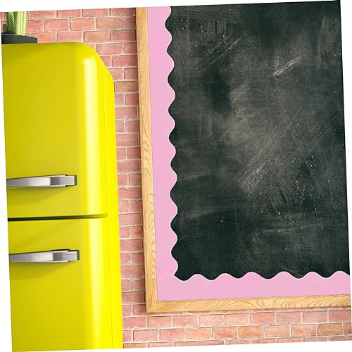 Bordures de tableau d'affichage durables contre les décors de classe ternes