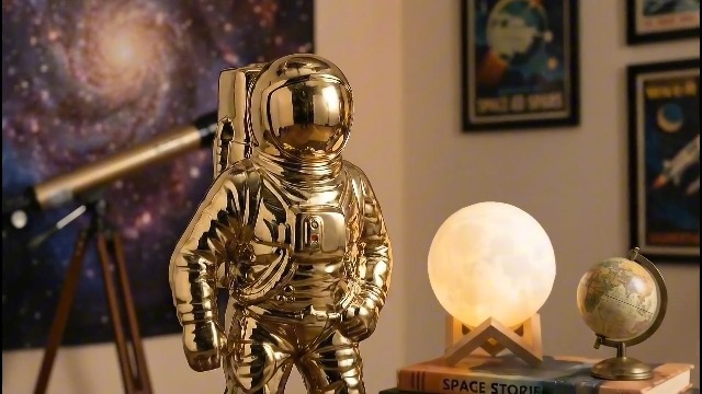 Figura Decorativa de Astronauta en Cerámica Dorada 12" miniatura 7