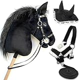 DESIGN REALISTO E MATERIALI DI ALTA QUALITÀ Con il suo abito nero brillante e le sue crine setose, Stormy riflette la grazia e la velocità di un vero cavallo da corsa. Le sue sottili crine, che galleggiano nel vento ad ogni passo di galoppo danno a Stormy uno stile selvaggio ed elegante. Questo hobby horse impressiona con la sua prestanza e il suo fascino. I suoi occhi morbidi e realistici, insieme ai dettagli curati, lo rendono un compagno perfetto per i giovani cavalieri in cerca di brividi e avventure equestri immaginarie.