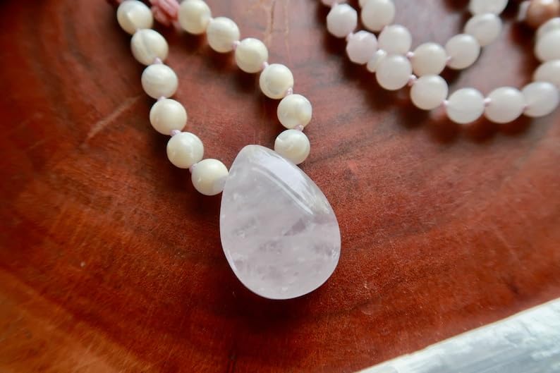 Rosenquarz, Trochidae-Muschel, Rhodonit, Morganit und Perlmutt, Mala-Perlen, 108 Mala-Halskette, geknotete Mala, WWG-Halskette, Yoga-Schmuck, Meditationsperlen, spiritueller Schmuck, Boho-Schmuck, 86