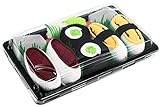 MAKI, NIGIRI Y MÁS. En nuestros Sushi Socks Box podeis encontrar muchos tipos de sushi japonés: nigiri de salmón, de atún, de pulpo, omlet tamago o pez de mantequilla y maki de pepino, de nabo y de atún. Cada calcetín tiene su propio motivo y colores como: negro, blanco, verde, rosa, bordo, rojo, amarillo, marrón y violeta. Una botella de soja , wasabi y jengibre del material son en la caja. Los calcetines están disponibles en tallas para hombres y para mujeres: (EU 36-40) y (EU 41-46)