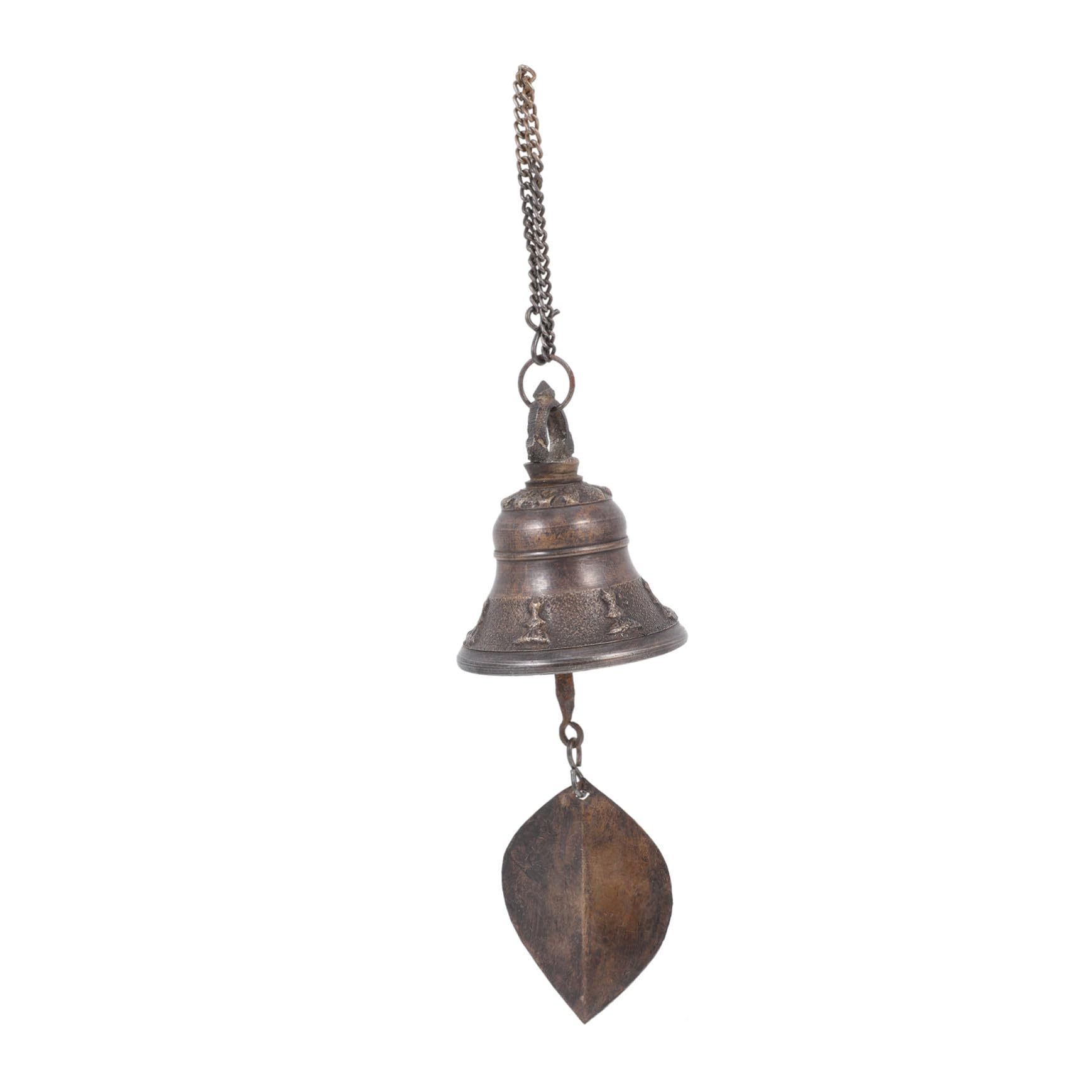 Cloche suspendue en cuivre au jardin pour une ambiance zen