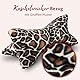 Navango® Leseknochen mit Tiermuster in Giraffen Optik | Buchstütze mit kuschelweichem Bezug | ca. 40 x 18 cm | Nackenkissen bei 30° Waschbar | Universelles Buch Kissen | Nackenrolle Tablet Stütze