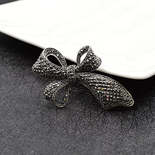 Broche en strass de style ancien pour sublimer une tenue de fête de famille trop simple