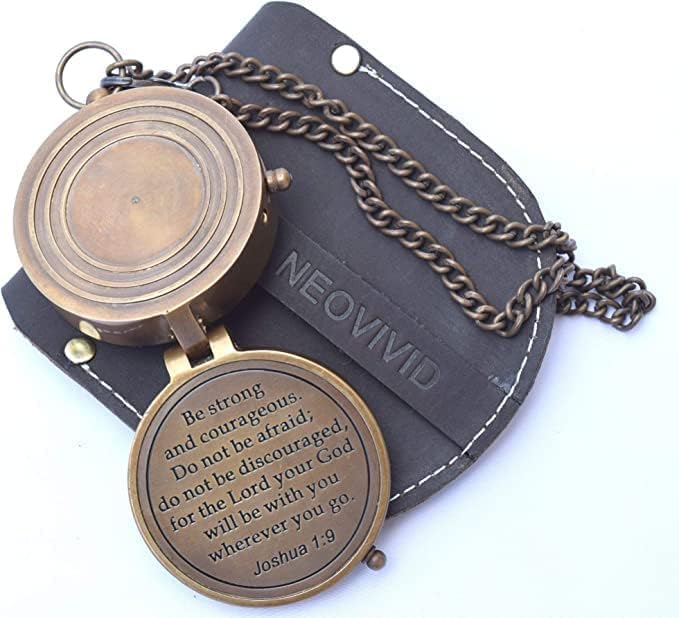 Brújula antigua para bolsillo de latón macizo grabada Be Strong and Courageous con diseño náutico y compás solar vintage miniatura 4