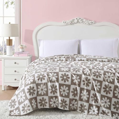 Image of Betsey Johnson - Blanket, Ultra-Soft Plush Bedding, Warm & Cozy, Oversized Room Essentials (Daisy Check Brown, Full /Queen)