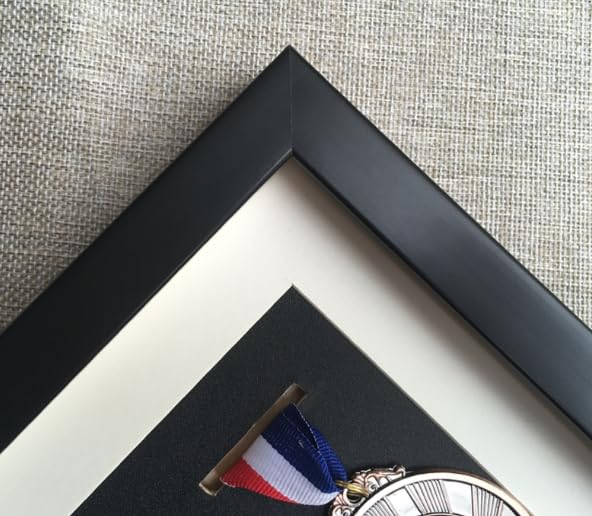 Exhibición de la medalla de maratón en tu salón con este marco negro