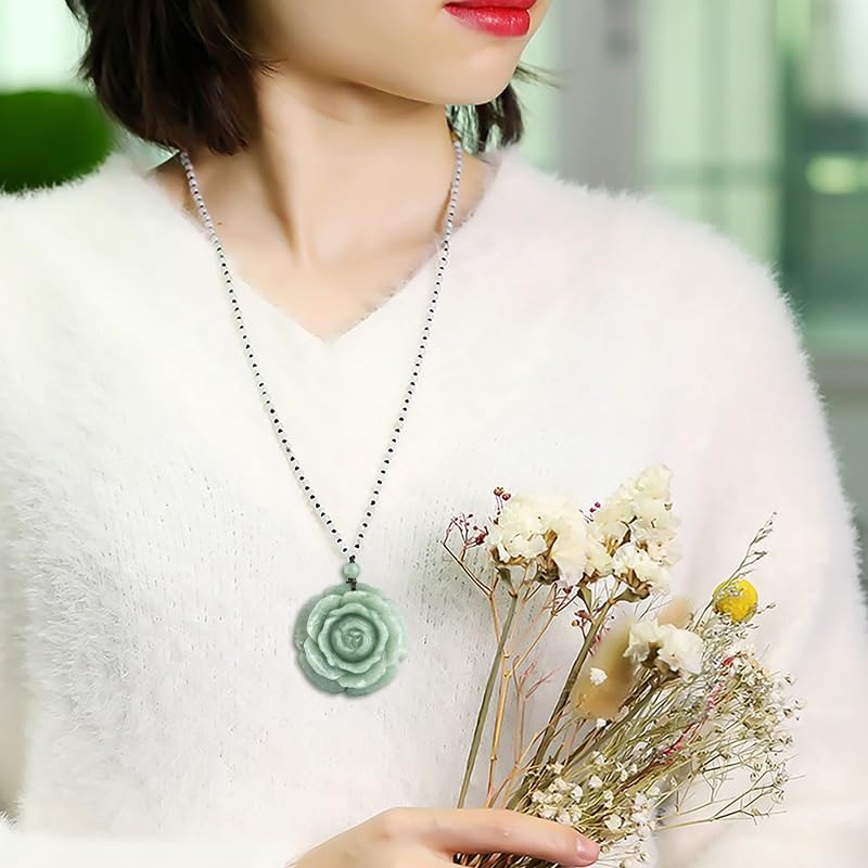 Colgante de jadeíta con peonía tallada, verde judía