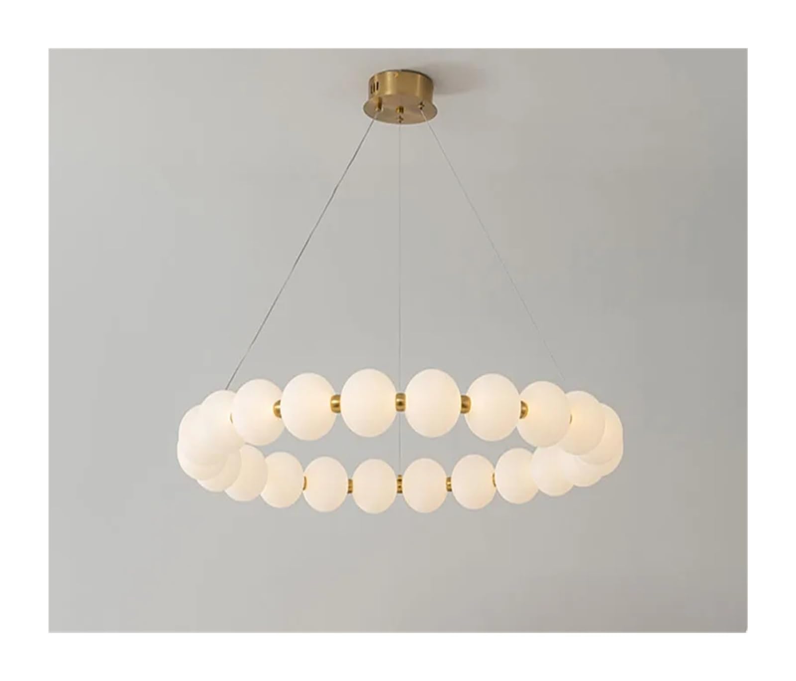 Nowoczesna biała akrylowa lampa wisząca z kulką i miedzianą diodą LED, idealna do oświetlenia jadalni lub sypialni (średnica 62 cm).