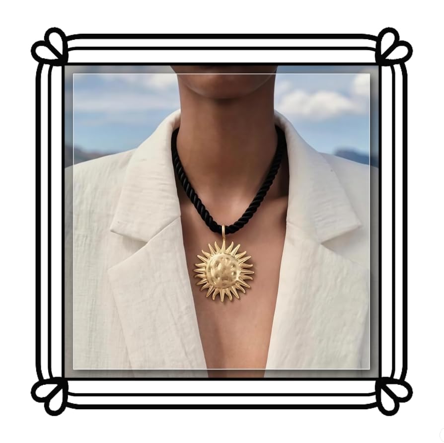 Collier en corde noire et pendentif soleil en or pour un look chic de vacances d'été