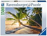 Das Ravensburger Puzzle Strandgeheimnis mit 1500 Teilen sorgt für Fernweh bei allen reiselustigen Puzzle-Fans. Das Motiv zeigt einen malerischen Strand mit Palmen. Das Meer mit dem Sonnenuntergang im Hintergrund lässt vom nächsten Urlaub träumen