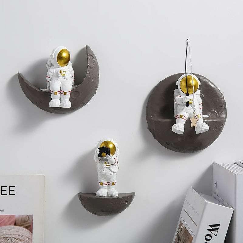 Miniatura 6 de BYVUTE Figura de decoración de pared de astronauta de resina montada en la pared con colgante de astronauta espacial planeta luna cohete para sala