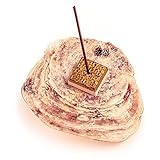 Pequeño ladrillo esmaltado en oro y con un agujero en el que instalar la barrita de incienso, evitando así la caída de las cenizas. Muy elegante en cualquier ambiente.