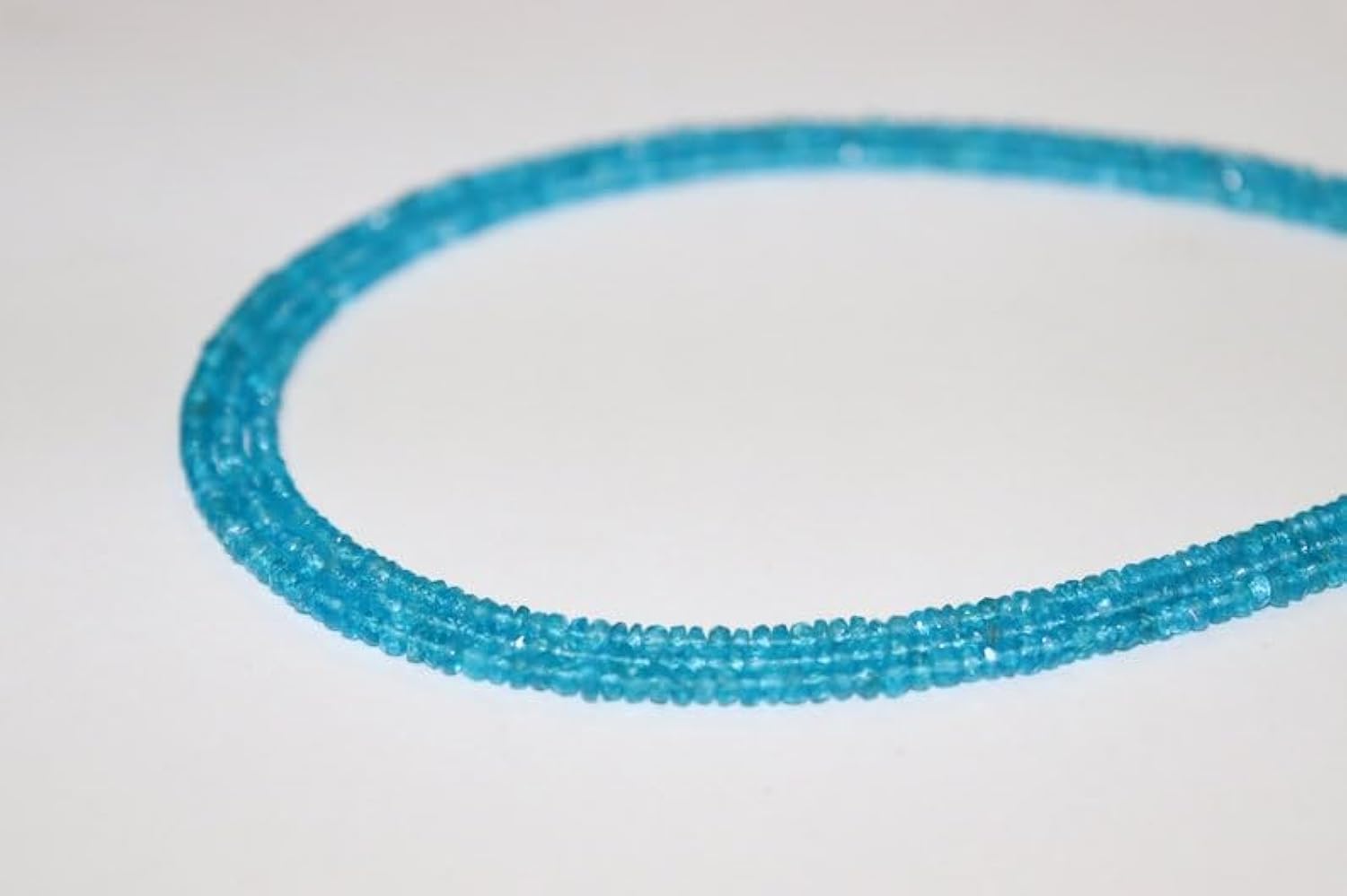 Apatite fluo naturelle : perles rondes à facettes haut de gamme pour bijoux