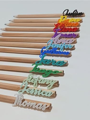 Lápices de madera personalizados con nombres, en bolsas individuales de celofán y con decoración de estrella.