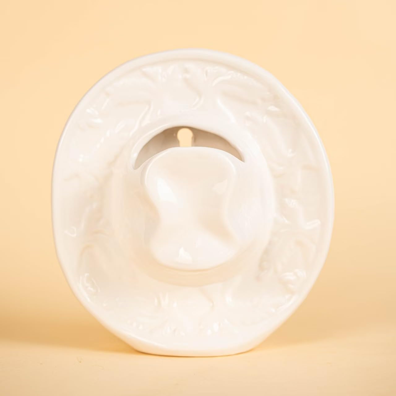 Idée cadeau originale avec le vase suspendu chapeau de cowboy en céramique relief