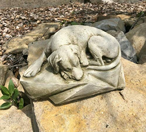 Statua del cane addormentato | Decorazione ornamentale da giardino in pietra ricostituita