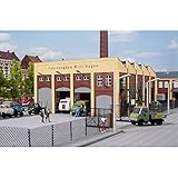 Im Bausatz sind außerdem enthalten: Traversen für die Oberleitung, Mast- und Wandpeitschenlampen, Lamellenlüfter, Innenwände zum Gestalten von Büro- und Lagerräumen sowie eine Außentreppe mit filigranem Geländer aus stabilem Karton in Lasercut-Technologie gefertigt