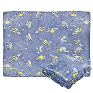 Dewocke Manta para Niños, Manta Que Brilla en la Oscuridad, Manta de Franela Suave y Cálida, Diseño de Universo y Estrellas, Manta para Sofá y Cama, Regalo para Niños y Niñas – 120×150 cm