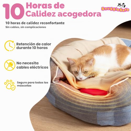 Disco calefactor SnuggleSafe colocado debajo de la manta de la cama de un gato